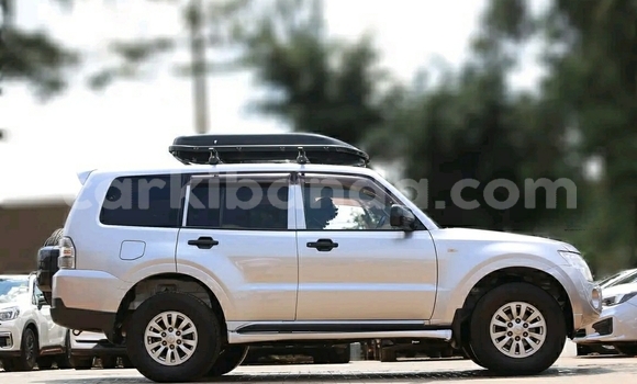 Nunua Ilio tumika Mitsubishi Pajero Fedha Gari ndani ya Kampala nchini Uganda Nunua Ilio tumika Mitsubishi Pajero Fedha Gari ndani ya Kampala nchini Uganda