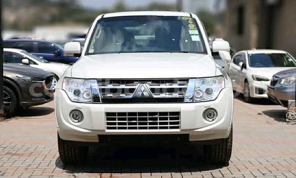 Gura Yakoze Mitsubishi Pajero White Imodoka i Kampala mu Uganda Gura Yakoze Mitsubishi Pajero White Imodoka i Kampala mu Uganda