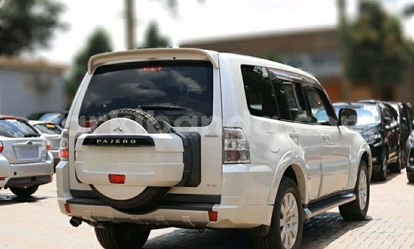 Gura Yakoze Mitsubishi Pajero White Imodoka i Kampala mu Uganda Gura Yakoze Mitsubishi Pajero White Imodoka i Kampala mu Uganda