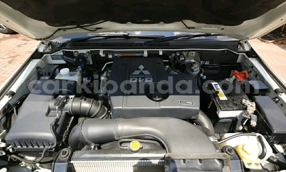 Gura Yakoze Mitsubishi Pajero White Imodoka i Kampala mu Uganda Gura Yakoze Mitsubishi Pajero White Imodoka i Kampala mu Uganda