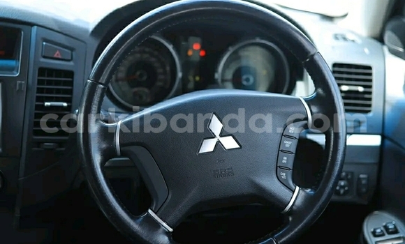 Gura Yakoze Mitsubishi Pajero White Imodoka i Kampala mu Uganda Gura Yakoze Mitsubishi Pajero White Imodoka i Kampala mu Uganda