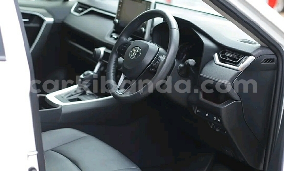 Nunua Ilio tumika Toyota RAV4 Nyeupe Gari ndani ya Kampala nchini Uganda Nunua Ilio tumika Toyota RAV4 Nyeupe Gari ndani ya Kampala nchini Uganda