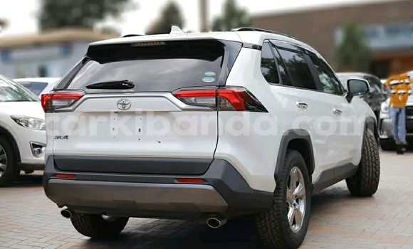 Nunua Ilio tumika Toyota RAV4 Nyeupe Gari ndani ya Kampala nchini Uganda Nunua Ilio tumika Toyota RAV4 Nyeupe Gari ndani ya Kampala nchini Uganda