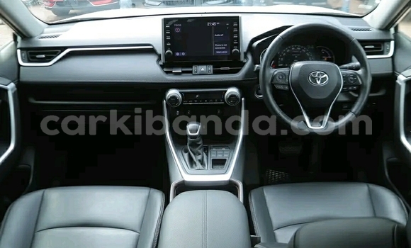 Nunua Ilio tumika Toyota RAV4 Nyeupe Gari ndani ya Kampala nchini Uganda Nunua Ilio tumika Toyota RAV4 Nyeupe Gari ndani ya Kampala nchini Uganda