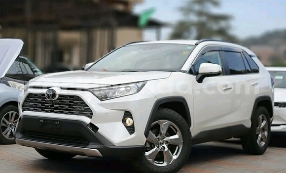 Nunua Ilio tumika Toyota RAV4 Nyeupe Gari ndani ya Kampala nchini Uganda Nunua Ilio tumika Toyota RAV4 Nyeupe Gari ndani ya Kampala nchini Uganda