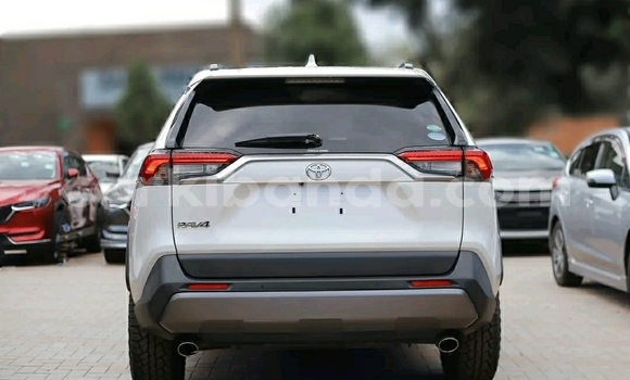 Nunua Ilio tumika Toyota RAV4 Nyeupe Gari ndani ya Kampala nchini Uganda Nunua Ilio tumika Toyota RAV4 Nyeupe Gari ndani ya Kampala nchini Uganda