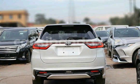 Nunua Ilio tumika Toyota Harrier Nyeupe Gari ndani ya Kampala nchini Uganda Nunua Ilio tumika Toyota Harrier Nyeupe Gari ndani ya Kampala nchini Uganda