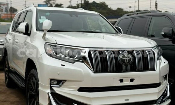 Gura Yakoze Toyota Prado White Imodoka i Kampala mu Uganda