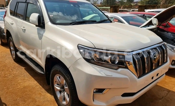 Gura Yakoze Toyota Prado White Imodoka i Kampala mu Uganda Gura Yakoze Toyota Prado White Imodoka i Kampala mu Uganda