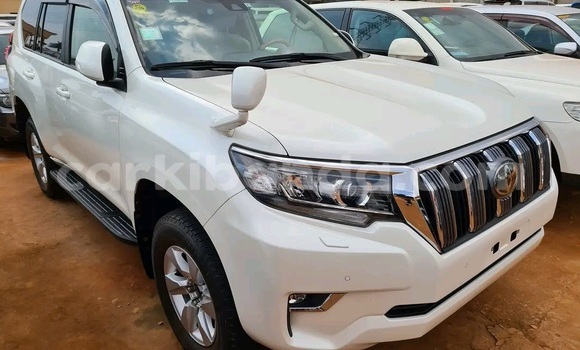 Nunua Ilio tumika Toyota Prado Nyeupe Gari ndani ya Kampala nchini Uganda Nunua Ilio tumika Toyota Prado Nyeupe Gari ndani ya Kampala nchini Uganda