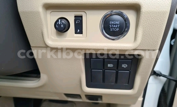Nunua Ilio tumika Toyota Prado Nyeupe Gari ndani ya Kampala nchini Uganda Nunua Ilio tumika Toyota Prado Nyeupe Gari ndani ya Kampala nchini Uganda