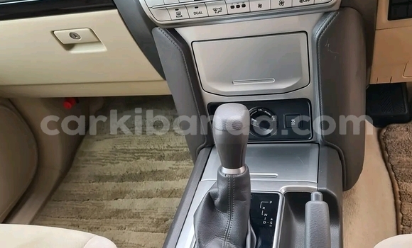 Nunua Ilio tumika Toyota Prado Nyeupe Gari ndani ya Kampala nchini Uganda Nunua Ilio tumika Toyota Prado Nyeupe Gari ndani ya Kampala nchini Uganda