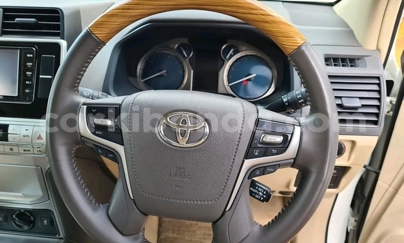 Nunua Ilio tumika Toyota Prado Nyeupe Gari ndani ya Kampala nchini Uganda Nunua Ilio tumika Toyota Prado Nyeupe Gari ndani ya Kampala nchini Uganda