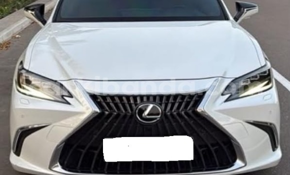Nunua Ilio tumika Lexus ES Nyeupe Gari ndani ya Kampala nchini Uganda Nunua Ilio tumika Lexus ES Nyeupe Gari ndani ya Kampala nchini Uganda