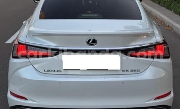 Nunua Ilio tumika Lexus ES Nyeupe Gari ndani ya Kampala nchini Uganda Nunua Ilio tumika Lexus ES Nyeupe Gari ndani ya Kampala nchini Uganda