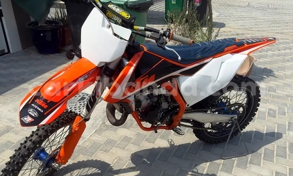 Acheter Occasion Moto KTM 125 Beige à Kampala, Ouganda Acheter Occasion Moto KTM 125 Beige à Kampala, Ouganda