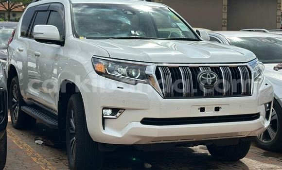 Gura Yakoze Toyota Prado White Imodoka i Kampala mu Uganda Gura Yakoze Toyota Prado White Imodoka i Kampala mu Uganda
