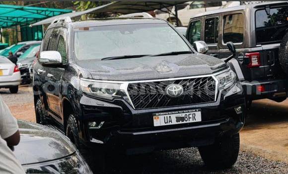 Gura Nshya Toyota Land Cruiser Prado Black Imodoka i Kampala mu Uganda