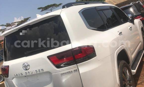 Gura Nshya Toyota Land Cruiser White Imodoka i Kampala mu Uganda Gura Nshya Toyota Land Cruiser White Imodoka i Kampala mu Uganda