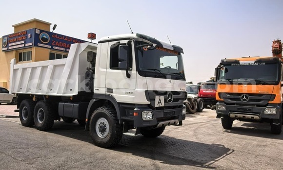 Nunua Imported Mercedes‒Benz Tipper Nyeupe Lori ndani ya Import - Dubai nchini Uganda Nunua Imported Mercedes‒Benz Tipper Nyeupe Lori ndani ya Import - Dubai nchini Uganda