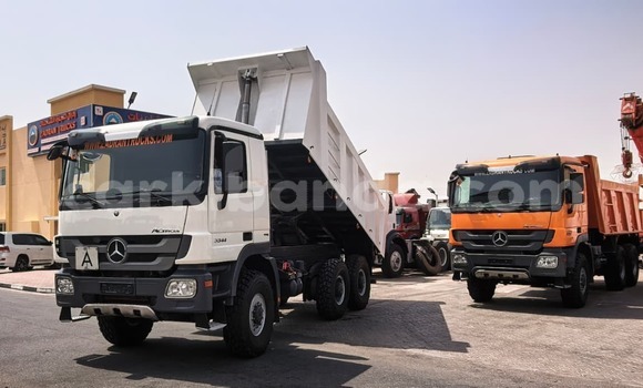 Nunua Imported Mercedes‒Benz Tipper Nyeupe Lori ndani ya Import - Dubai nchini Uganda Nunua Imported Mercedes‒Benz Tipper Nyeupe Lori ndani ya Import - Dubai nchini Uganda