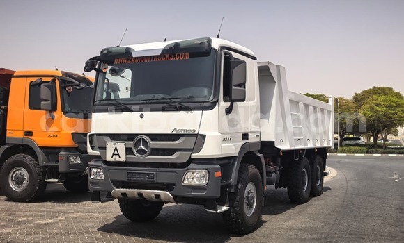 Nunua Imported Mercedes‒Benz Tipper Nyeupe Lori ndani ya Import - Dubai nchini Uganda Nunua Imported Mercedes‒Benz Tipper Nyeupe Lori ndani ya Import - Dubai nchini Uganda