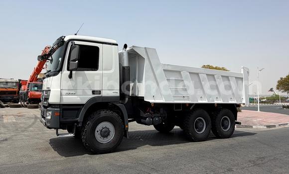 Nunua Imported Mercedes‒Benz Tipper Nyeupe Lori ndani ya Import - Dubai nchini Uganda Nunua Imported Mercedes‒Benz Tipper Nyeupe Lori ndani ya Import - Dubai nchini Uganda