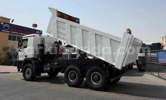 Nunua Imported Mercedes‒Benz Tipper Nyeupe Lori ndani ya Import - Dubai nchini Uganda Nunua Imported Mercedes‒Benz Tipper Nyeupe Lori ndani ya Import - Dubai nchini Uganda