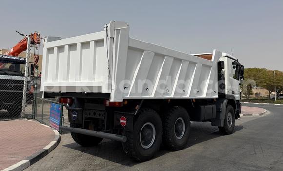 Nunua Imported Mercedes‒Benz Tipper Nyeupe Lori ndani ya Import - Dubai nchini Uganda Nunua Imported Mercedes‒Benz Tipper Nyeupe Lori ndani ya Import - Dubai nchini Uganda