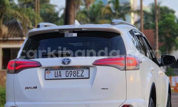 Gura Nshya Toyota RAV4 White Imodoka i Kampala mu Uganda