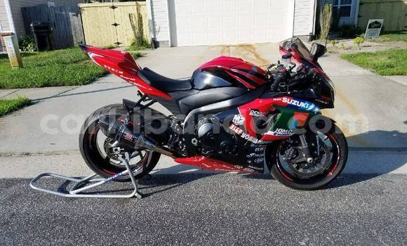 Gura Yakoze Suzuki GSX–R Red Bike i Kampala mu Uganda Gura Yakoze Suzuki GSX–R Red Bike i Kampala mu Uganda