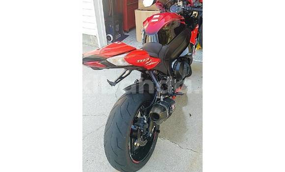 Gura Yakoze Suzuki GSX–R Red Bike i Kampala mu Uganda Gura Yakoze Suzuki GSX–R Red Bike i Kampala mu Uganda