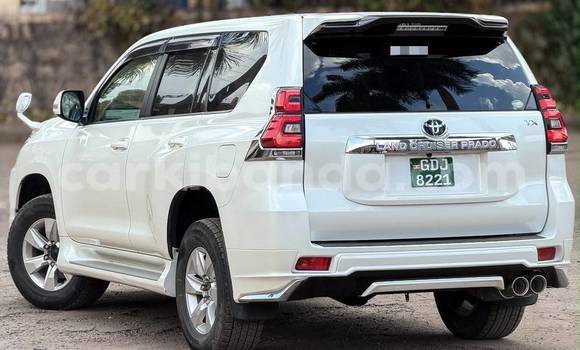 Gura Nshya Toyota Land Cruiser Prado White Imodoka i Kampala mu Uganda Gura Nshya Toyota Land Cruiser Prado White Imodoka i Kampala mu Uganda