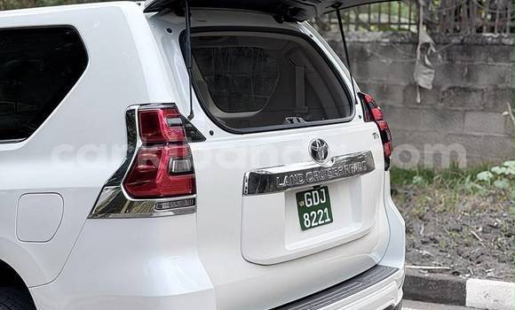 Gura Nshya Toyota Land Cruiser Prado White Imodoka i Kampala mu Uganda Gura Nshya Toyota Land Cruiser Prado White Imodoka i Kampala mu Uganda