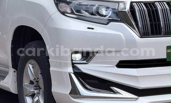 Gura Nshya Toyota Land Cruiser Prado White Imodoka i Kampala mu Uganda Gura Nshya Toyota Land Cruiser Prado White Imodoka i Kampala mu Uganda
