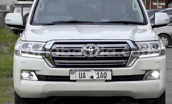 Gura Nshya Toyota Land Cruiser White Imodoka i Kampala mu Uganda Gura Nshya Toyota Land Cruiser White Imodoka i Kampala mu Uganda