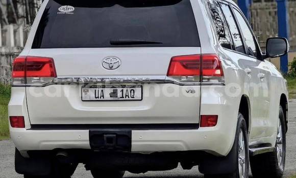 Gura Nshya Toyota Land Cruiser White Imodoka i Kampala mu Uganda Gura Nshya Toyota Land Cruiser White Imodoka i Kampala mu Uganda