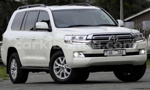 Gura Nshya Toyota Land Cruiser White Imodoka i Kampala mu Uganda Gura Nshya Toyota Land Cruiser White Imodoka i Kampala mu Uganda