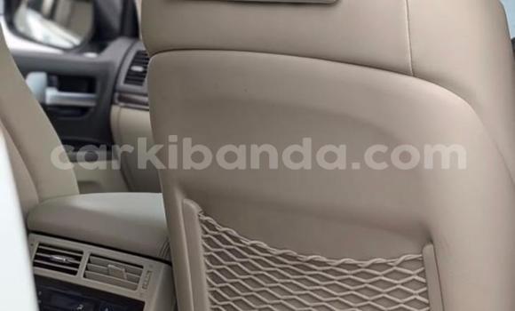 Gura Nshya Toyota Land Cruiser White Imodoka i Kampala mu Uganda Gura Nshya Toyota Land Cruiser White Imodoka i Kampala mu Uganda