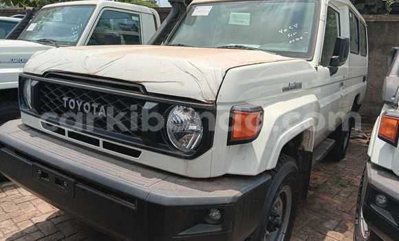 Gura Nshya Toyota Land Cruiser White Imodoka i Kampala mu Uganda Gura Nshya Toyota Land Cruiser White Imodoka i Kampala mu Uganda