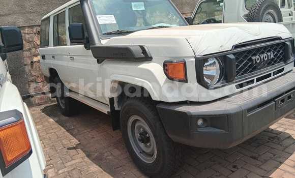 Gura Nshya Toyota Land Cruiser White Imodoka i Kampala mu Uganda Gura Nshya Toyota Land Cruiser White Imodoka i Kampala mu Uganda