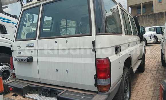 Gura Nshya Toyota Land Cruiser White Imodoka i Kampala mu Uganda Gura Nshya Toyota Land Cruiser White Imodoka i Kampala mu Uganda