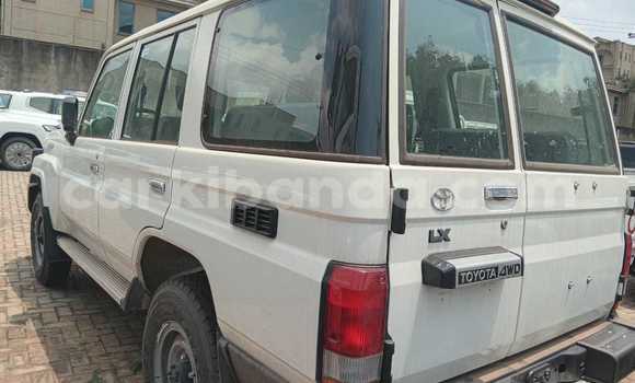 Gura Nshya Toyota Land Cruiser White Imodoka i Kampala mu Uganda Gura Nshya Toyota Land Cruiser White Imodoka i Kampala mu Uganda