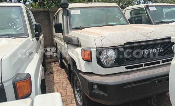 Gura Nshya Toyota Land Cruiser White Imodoka i Kampala mu Uganda Gura Nshya Toyota Land Cruiser White Imodoka i Kampala mu Uganda