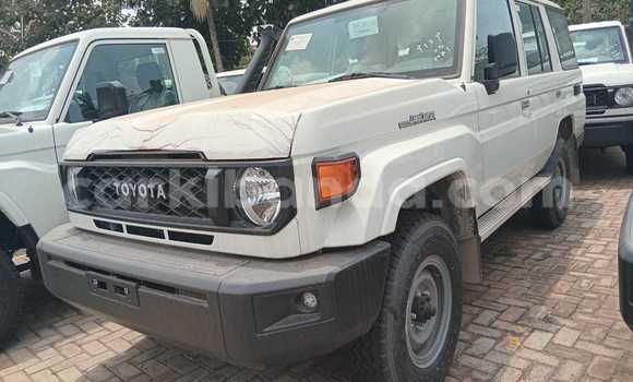 Gura Nshya Toyota Land Cruiser White Imodoka i Kampala mu Uganda Gura Nshya Toyota Land Cruiser White Imodoka i Kampala mu Uganda