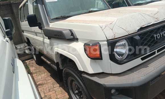 Gura Nshya Toyota Land Cruiser White Imodoka i Kampala mu Uganda Gura Nshya Toyota Land Cruiser White Imodoka i Kampala mu Uganda