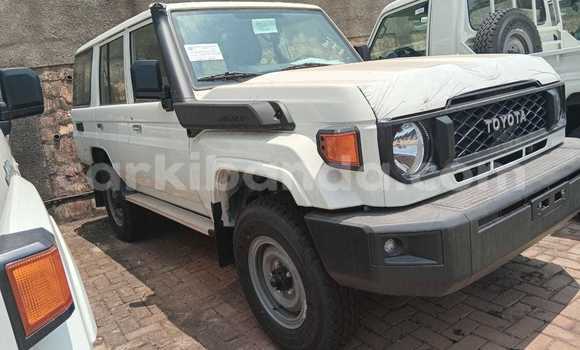 Gura Nshya Toyota Land Cruiser White Imodoka i Kampala mu Uganda Gura Nshya Toyota Land Cruiser White Imodoka i Kampala mu Uganda