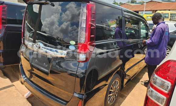 Gura Nshya Toyota Noah Black Imodoka i Kampala mu Uganda Gura Nshya Toyota Noah Black Imodoka i Kampala mu Uganda