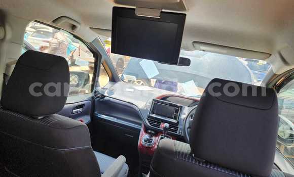 Gura Nshya Toyota Noah Black Imodoka i Kampala mu Uganda Gura Nshya Toyota Noah Black Imodoka i Kampala mu Uganda