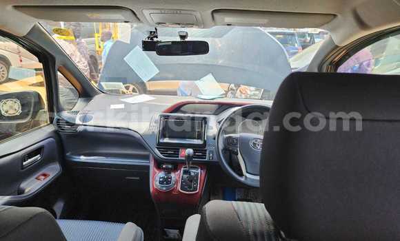 Gura Nshya Toyota Noah Black Imodoka i Kampala mu Uganda Gura Nshya Toyota Noah Black Imodoka i Kampala mu Uganda